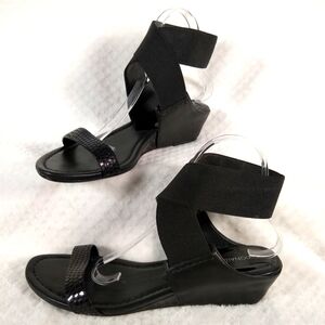 Donald J. Pliner Black Leather Wedge Sandals Textured Toe Strap Sz 9.5